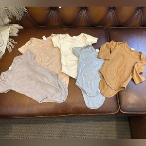 Colored Organics Cream Patterned Baby onsies 12-18mo x 5